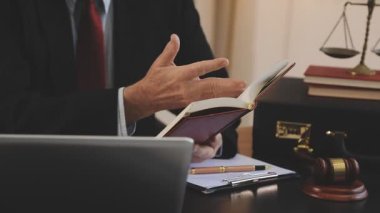 Ofiste çalışan erkek avukat.