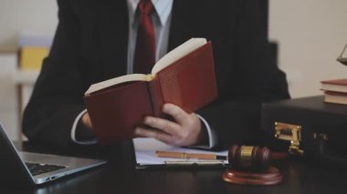 Ofiste çalışan iş adamı