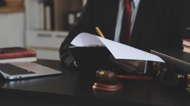 Avukat, belgeler, hukuk ve avukatla birlikte çalışıyor. Hukuk hizmetleri kavramı.