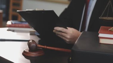 Yargıç tokmak ve kitaplar