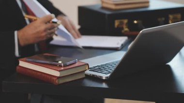 İş adamı işyerinde dijital tablet kullanıyor