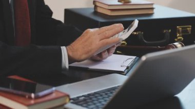 Ofiste çalışan iş adamları