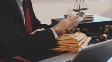 Ofiste çalışan iş adamı