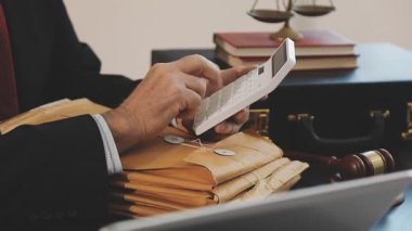 Ofiste çalışan avukat, hukuk kavramı