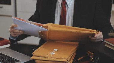 Dizüstü bilgisayarlı ve belgeli işadamı, yakın plan