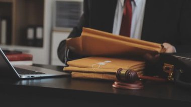 Belgeler ve bilgisayarla çalışan işadamı