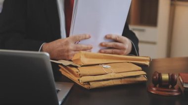 Takım elbiseli, evrak çantalı bir iş adamı.