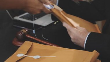 Avukatın elinde tokmak var.