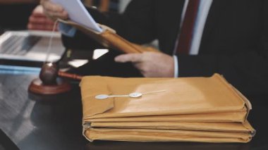 Masada kağıtları olan bir iş adamı.