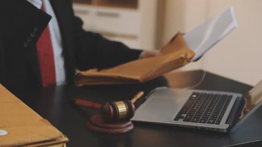 Ofisteki iş adamı. Ofiste bilgisayarda çalışan adam