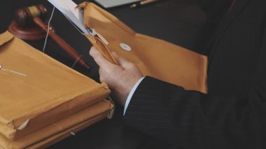 Ofisteki erkek avukat..