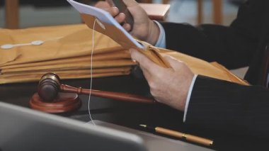 Ofiste çalışan avukat.