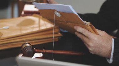 Ofisteki masada çalışan avukat.