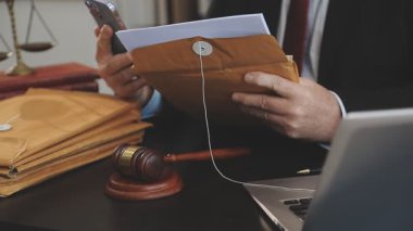 Ofiste çalışan iş adamı