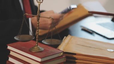 Yargıç Tokmak ve adalet kitabı büroda. Avukat ve hukuk hizmetleri kavramı