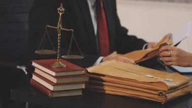 Ofisinde avukatı olan bir iş adamı..