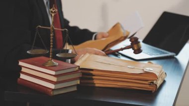 Avukatlar büroda belgelerle çalışıyorlar..