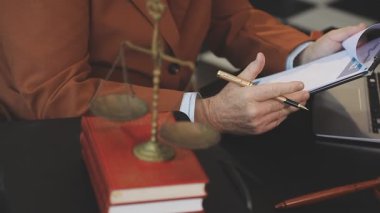 Hukuk ve adalet kavramı. Hakim tokmak, adalet ve hukuk kitapları