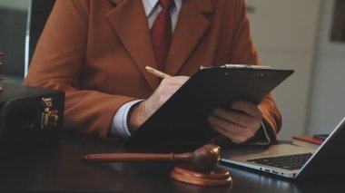 Erkek avukat belgelerle çalışıyor.