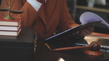 avukat laptop ile çalışma