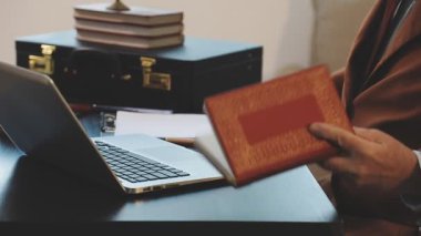 Ofiste çalışan işadamı, bilgisayarlı iş kavramı