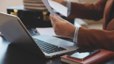 Dizüstü bilgisayarı ve akıllı telefonu olan iş adamı, iş konsepti.