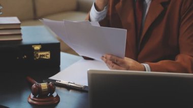 işadamı ofis dizüstü bilgisayar ile çalışma