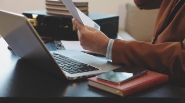 Ofiste çalışan bir iş adamı.