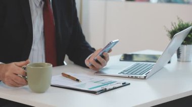 bir cep telefonu kullanarak iş adamı