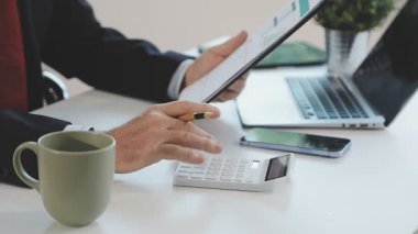 Modern ofiste mali belgelerle çalışan bir iş adamı..