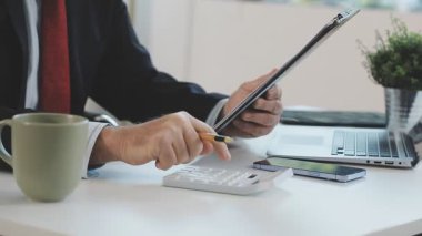 Genç işadamı ofiste çalışıyor.