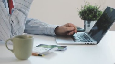 İşadamı ofiste dizüstü bilgisayarda çalışıyor..