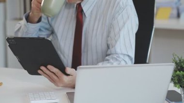 Kahve ve dizüstü bilgisayarlı bir iş adamı.