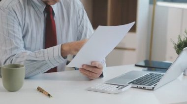 Ofiste çalışan iş adamları