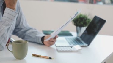 Ofiste dizüstü bilgisayarla çalışan bir iş adamı. iş ve teknoloji kavramı