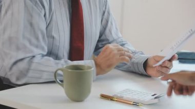 Dijital Tablet kullanarak İşadamının Kapanışı