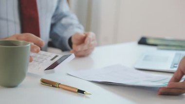 İş yerinde dizüstü bilgisayar ve tablet bilgisayarla çalışan işadamı