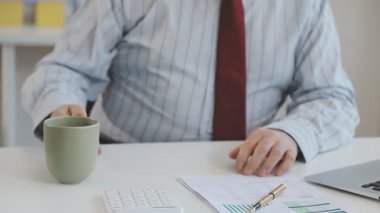 dizüstü bilgisayar ile genç işadamı