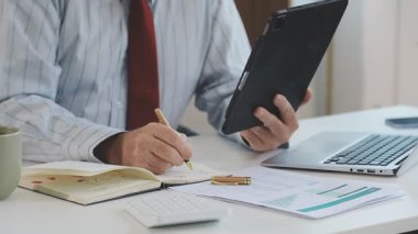 Ofisteki iş adamı. Takım elbiseli işadamı ofiste çalışıyor.