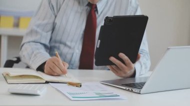 Modern ofiste dizüstü bilgisayarla çalışan genç iş adamı