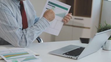 bilgisayar Office ile çalışan iş adamı