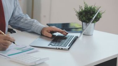 İşadamı ofiste dizüstü bilgisayarda çalışıyor..