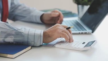 Ofiste çalışan bir iş adamı. Bilgisayarla çalışan iş adamını kapat..