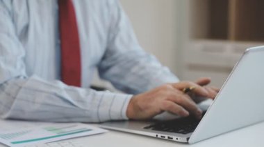 Modern ofiste dizüstü bilgisayarda daktilo kullanan işadamlarının yakın görüntüsü. Modern ofiste çalışan bir adam. Modern ofiste iş adamı.