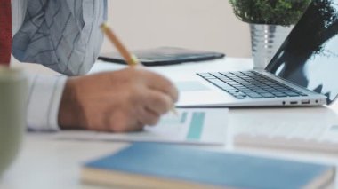 Ofiste mali tablolarla çalışan bir iş kadını. iş kavramı, dizüstü bilgisayarda çalışmak