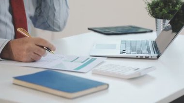 Ofiste çalışan iş adamı