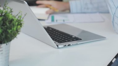 Evde çalışan genç bir iş adamı.