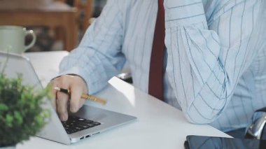 Ofisteki dizüstü bilgisayarda çalışan iş adamı