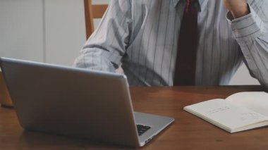 Ofiste çalışan iş adamı