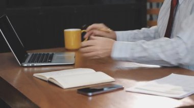 İşadamı ofisinde çalışıyor.